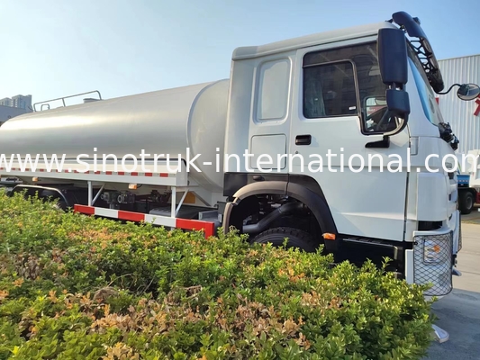 LHD 6 × 4 10 bánh Mã lực cao 400HP Xe tải thùng dầu HOWO Tiêu thụ nhiên liệu thấp